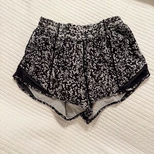Lululemon Women's Hotty Hot Short Sz 4 GUC